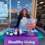 Picture of volunteer serving healthy drinks at a CalFresh stand